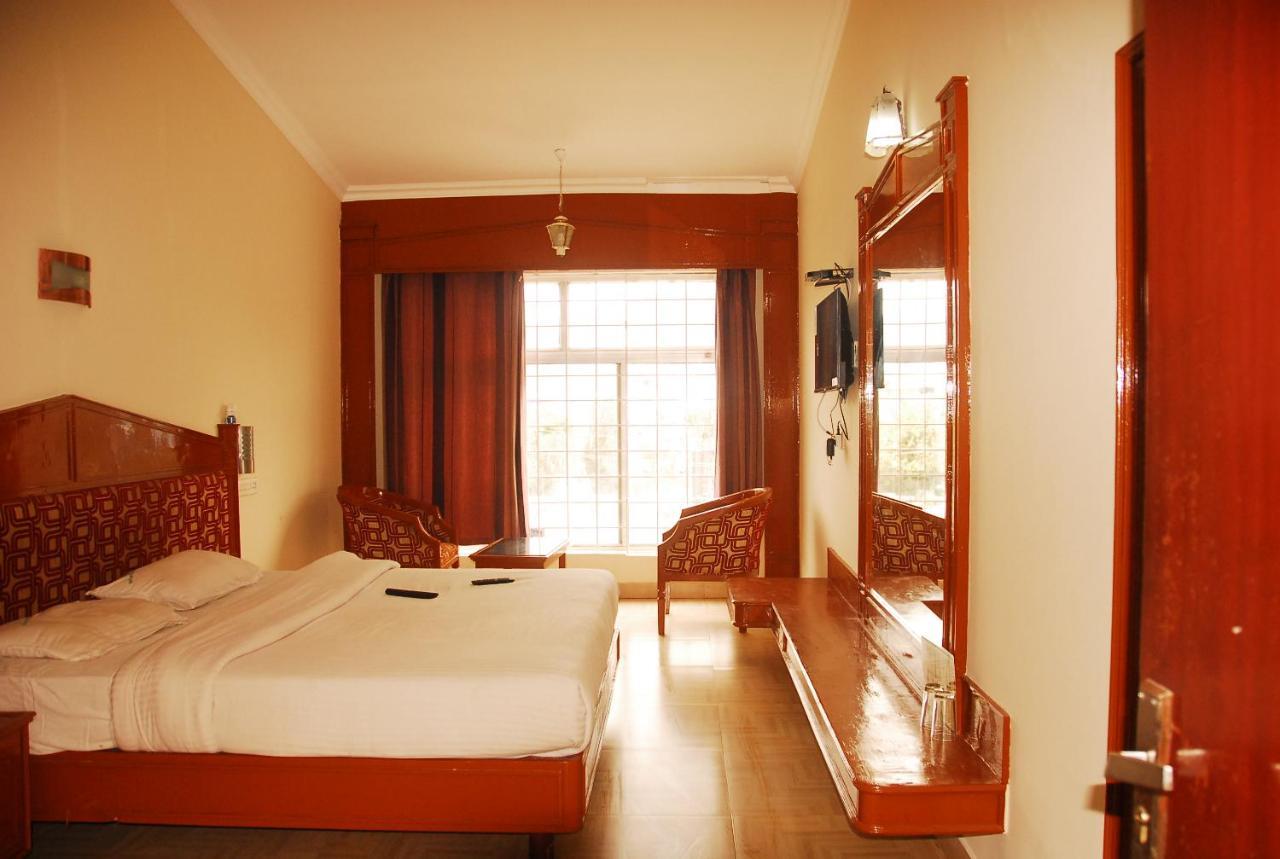Hotel Sapphire Garden View Уті Екстер'єр фото