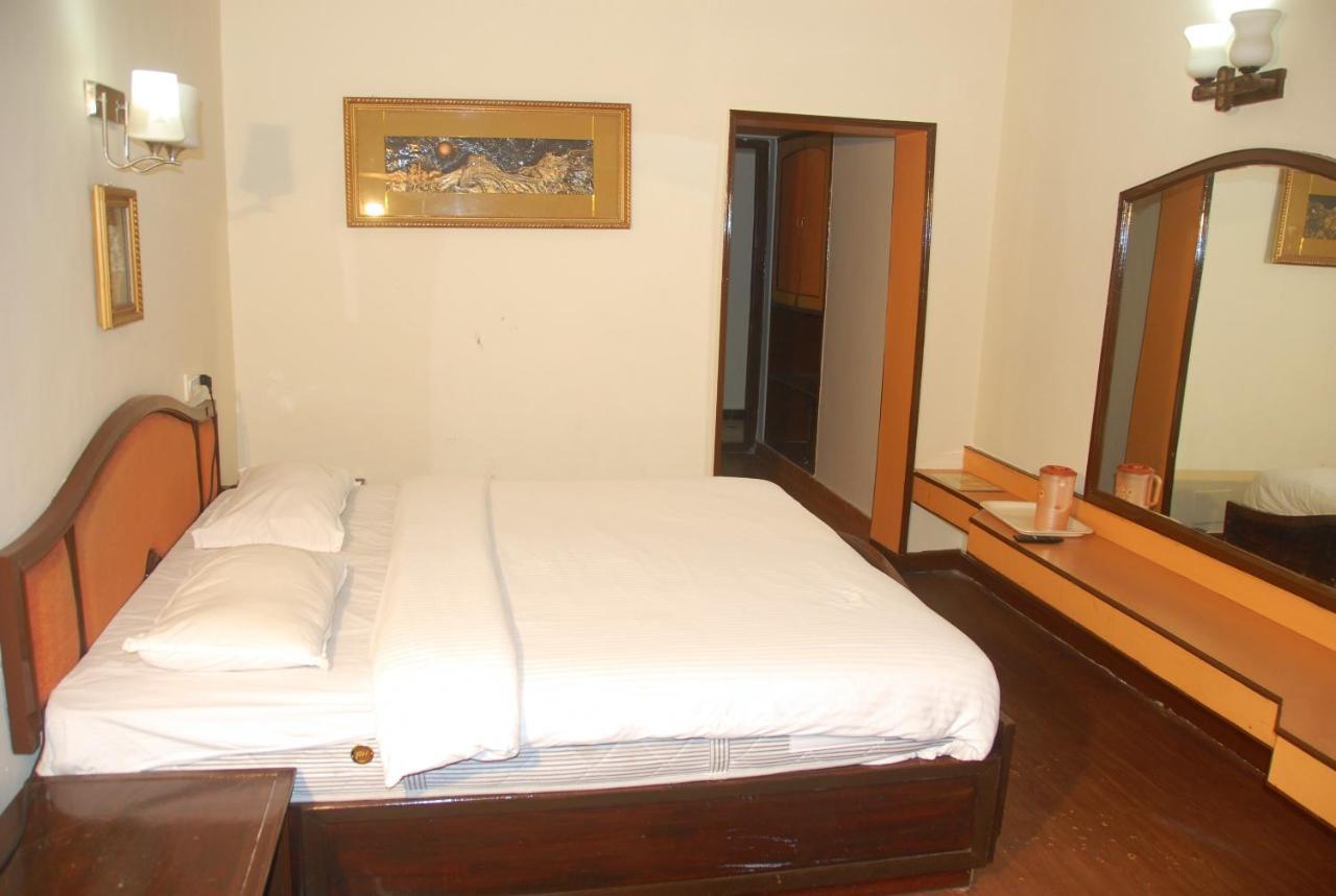 Hotel Sapphire Garden View Уті Екстер'єр фото
