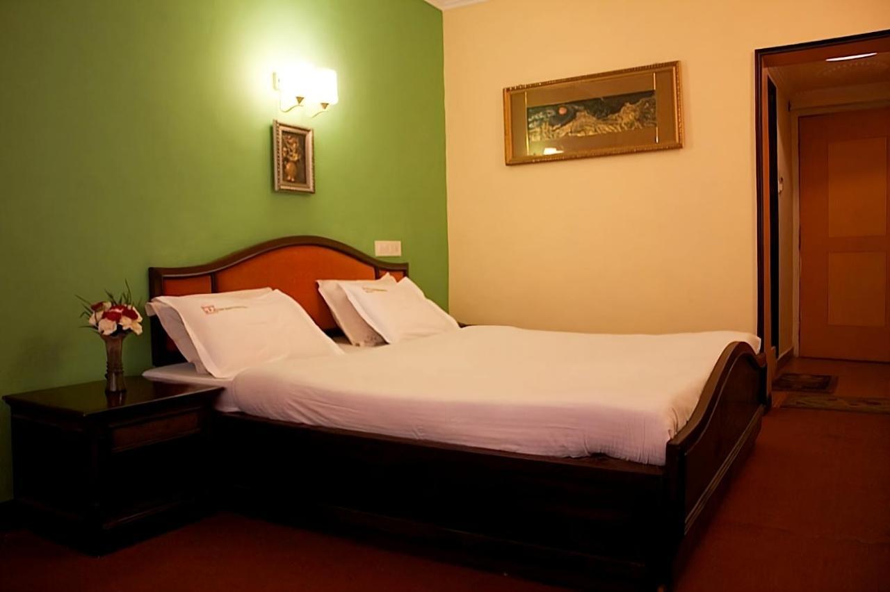 Hotel Sapphire Garden View Уті Екстер'єр фото