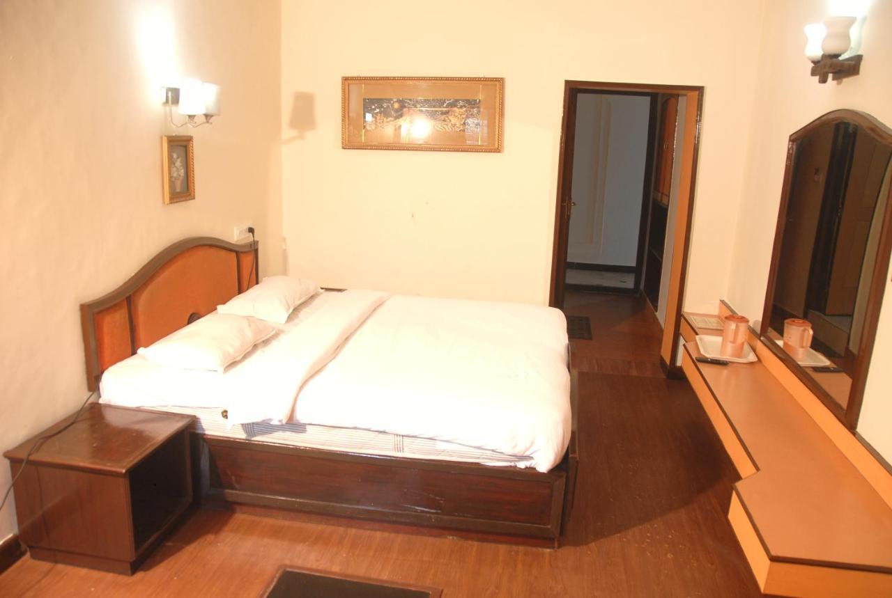 Hotel Sapphire Garden View Уті Екстер'єр фото