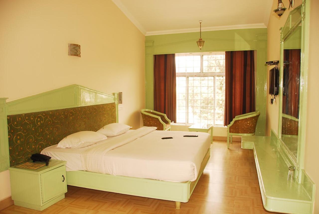 Hotel Sapphire Garden View Уті Екстер'єр фото